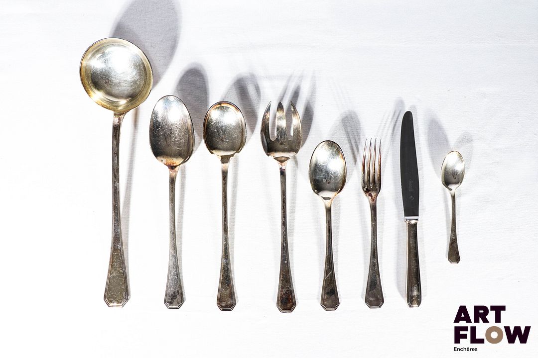 CHRISTOFLE Modèle America Ménagère en metal argenté 12 couverts, 52 pièces total, comprenant : - 12 couverts (12 fourchettes et 12 cuillères) - 12 couteaux - 12 petites cuillères - 1 cuillère à ragout - 1 louche - 1 couvert à salade (fourchette et cuillère) Dans son écrin de la Maison.