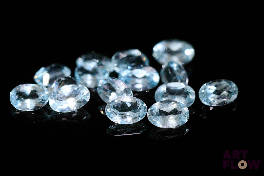 Quinze topazes bleues ovales. 8.10 cts. Dims. moy.: 6.0mm x 4.0mm