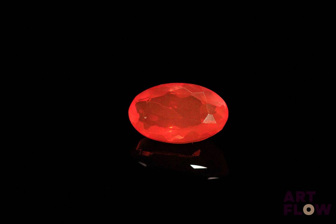 Opale de feu ovale. Jolie couleur. 1.64 ct. 11.5mm x 6.9mm