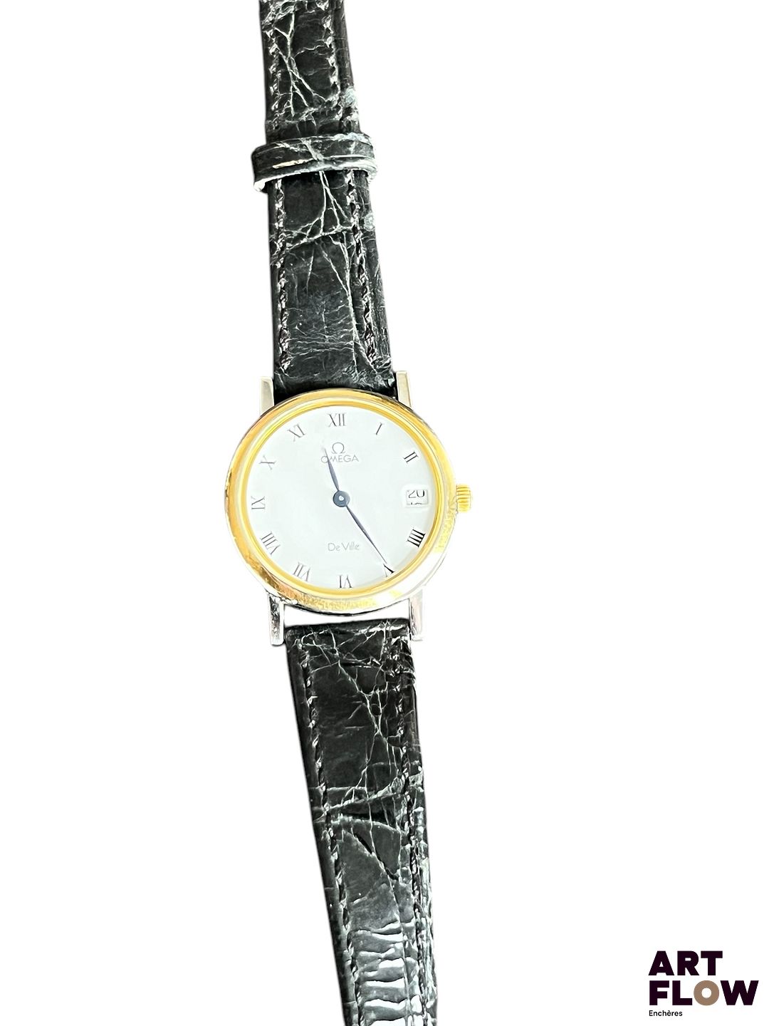 OMEGA, De Ville. Montre bracelet de dame en métal doré et acier, le cadran à chiffres romains et guichet dateur à 3h. Élégant boîtier deux tons. Bracelet façon crocodile et boucle ardillon. Diamètre : 26mm