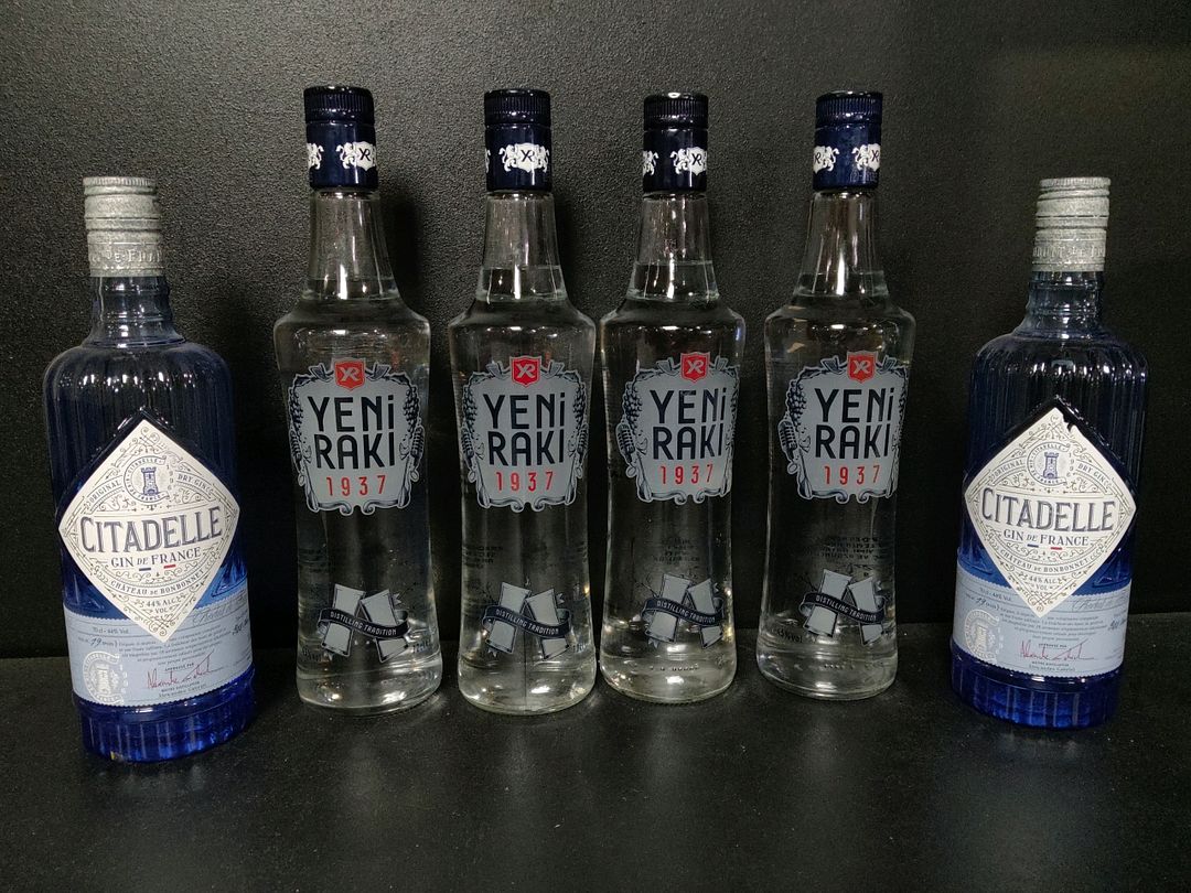 Lot de 6 bouteilles de spiritueux : 4 Raki Yeni Raki 1937 et 2 Gin Citadelle