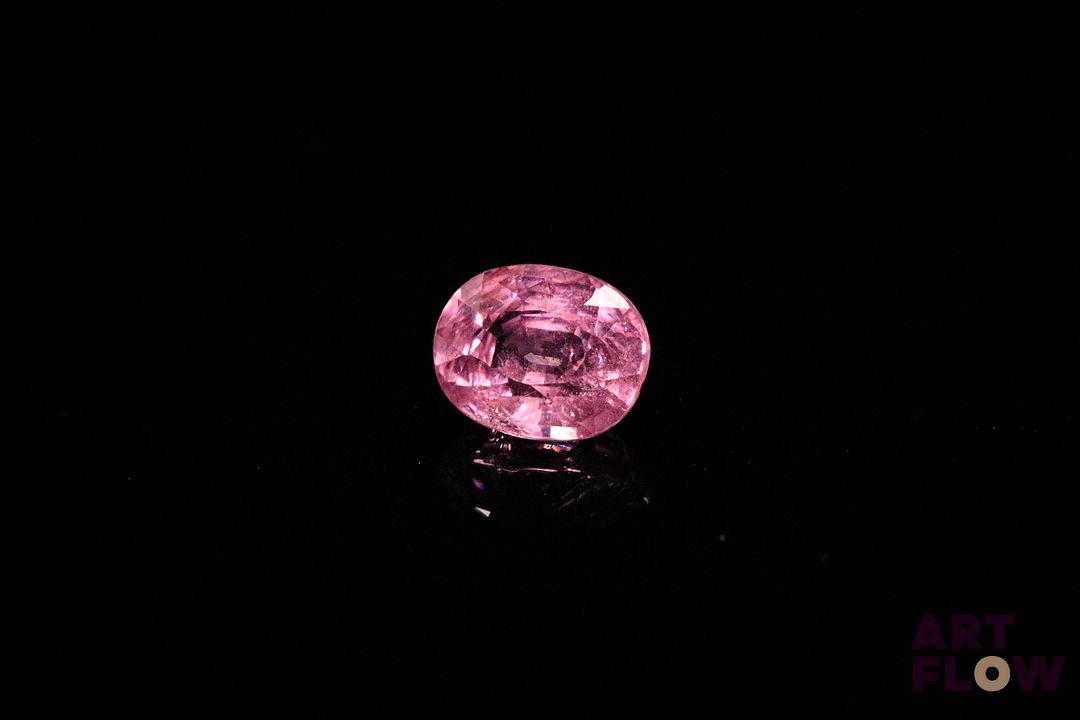 Grenat rhodolite ovale. Probablement Tanzanie, belle couleur. 2.25 cts. 8.0mm x 6.5mm