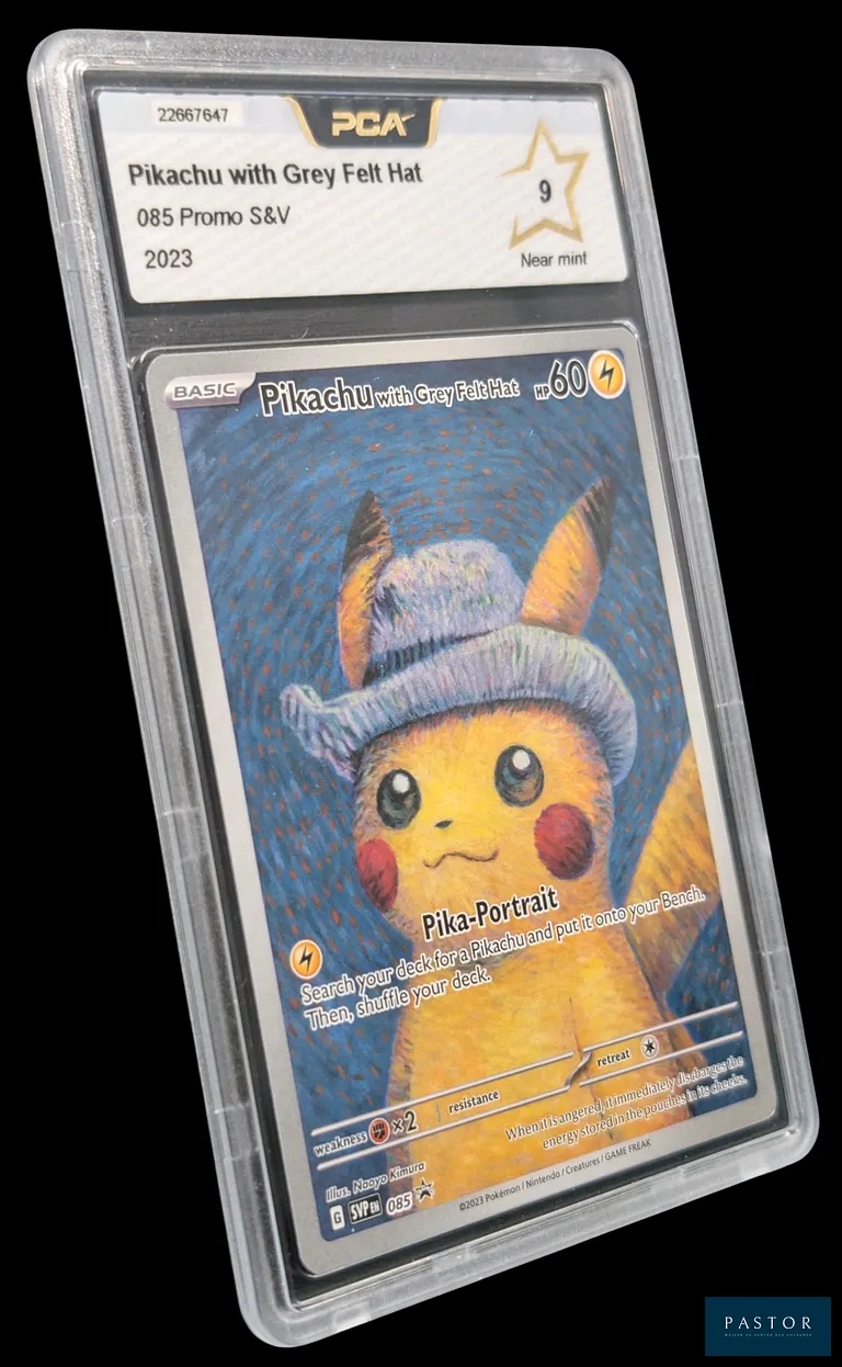 Carte Pokémon gradée Pikachu With Grey Felt Hat (Van Gogh) 085 – Promotionnelle – PCA 9.
Série Écarlate&Violet (EV1).
Carte en état Near Mint (PCA 9), exclusivité en anglais.
