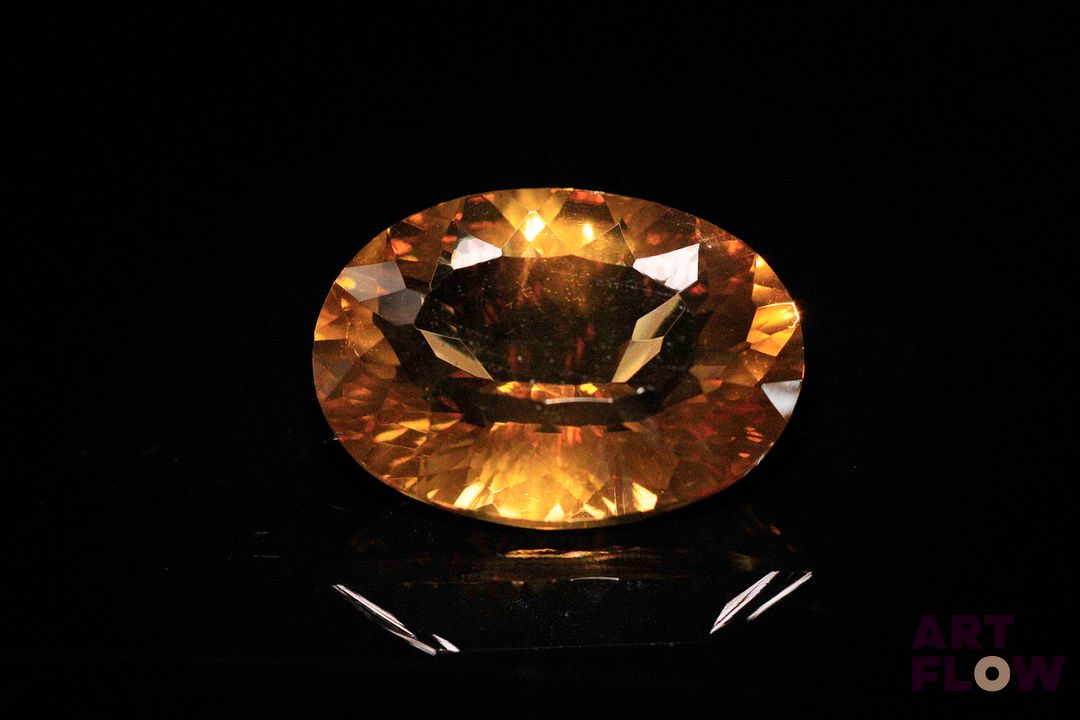 Citrine ovale. Très belle couleur, non chauffée. 9.76 cts. 17.0mm x 13.0mm