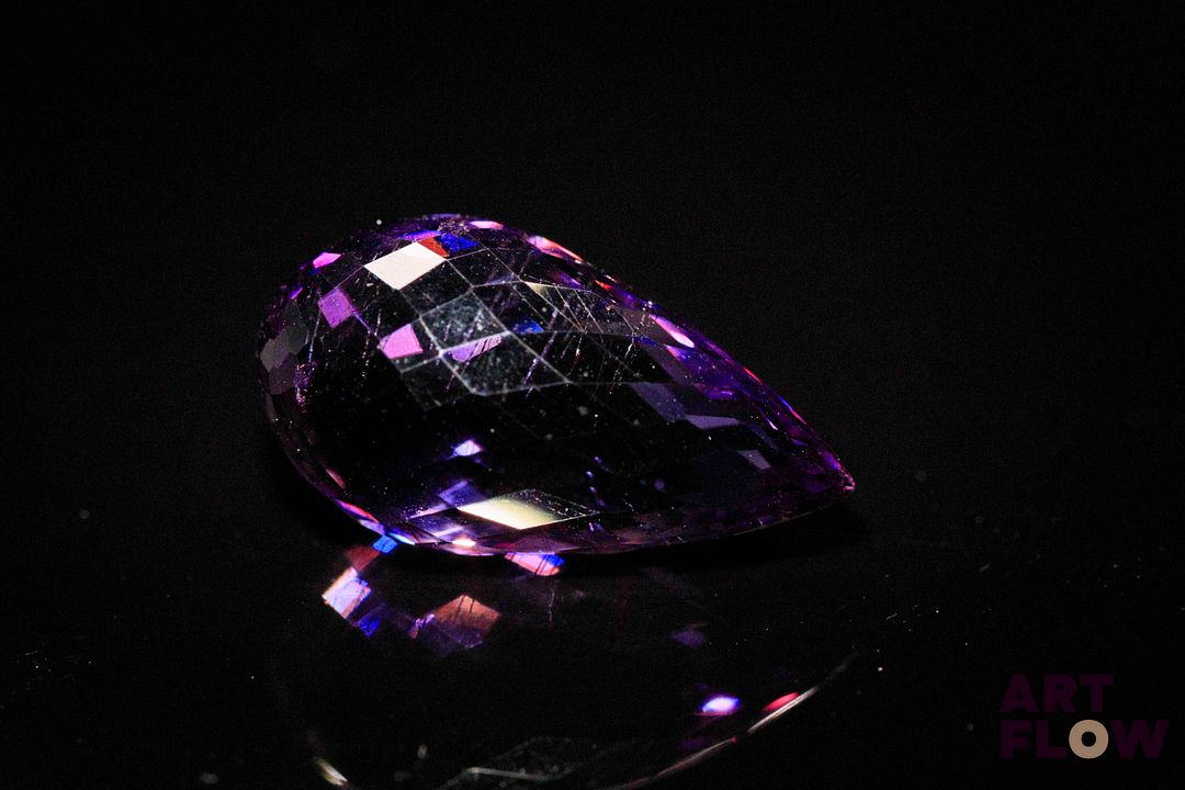 Améthyste briolette. 12.93 cts. 19.8mm x 10.5mm