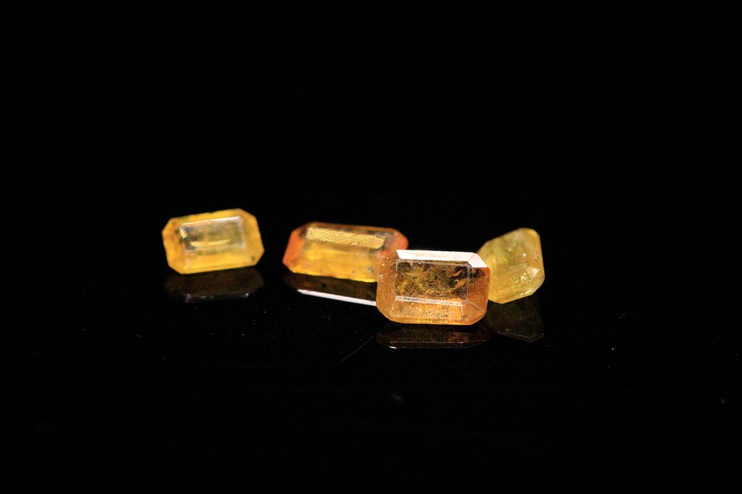 Quatre saphirs jaunes rectangulaires à pans coupés. Inclusions. 2.42 cts. Dims. moy.: 5.5mm x 4.0mm