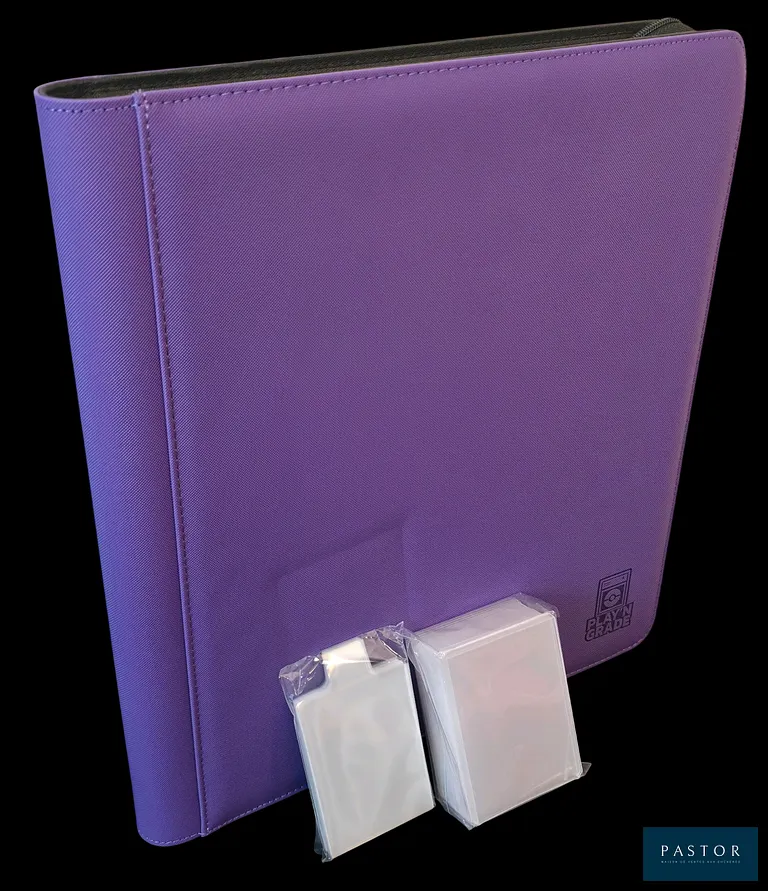 Ensemble de protections pour cartes à Jouer&Collectionner (Pokémon, Yu-Gi-Oh!, Magic...) comprenant : 
- Un classeur de rangement compatible toploaders 3x3 avec 360 emplacements - Fermeture Zip.
- Un paquet de 100 sleeves souples avec languettes.
- Un paquet de 35 toploaders rigides.
