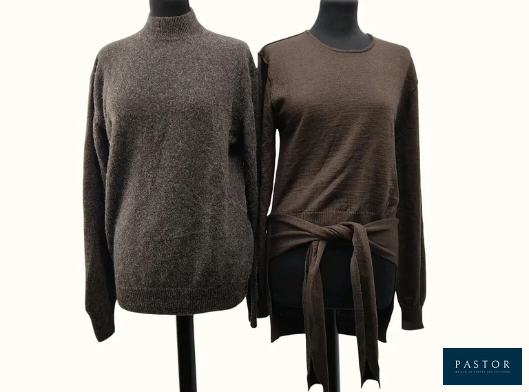 LEMAIRE. Lot composé d'un pull col rond effet trompe l'oeil en laine marron foncé, T.S, et d'un pull col montant en alpaga et yack mélangé coloris mink brown, T.XS. NEUFS avec étiquettes - TVA Récupérable