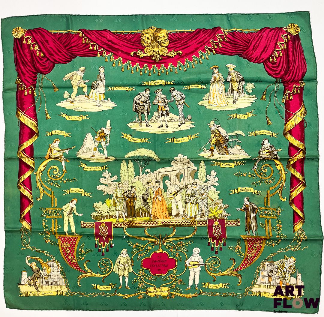 HERMÈS Modèle "Comédie Italienne" Carré en twill de soie d'après Philippe LEDOUX à fond vert décoré d'instruments de musique moirés 90 x 90 cm Trous, décolorations