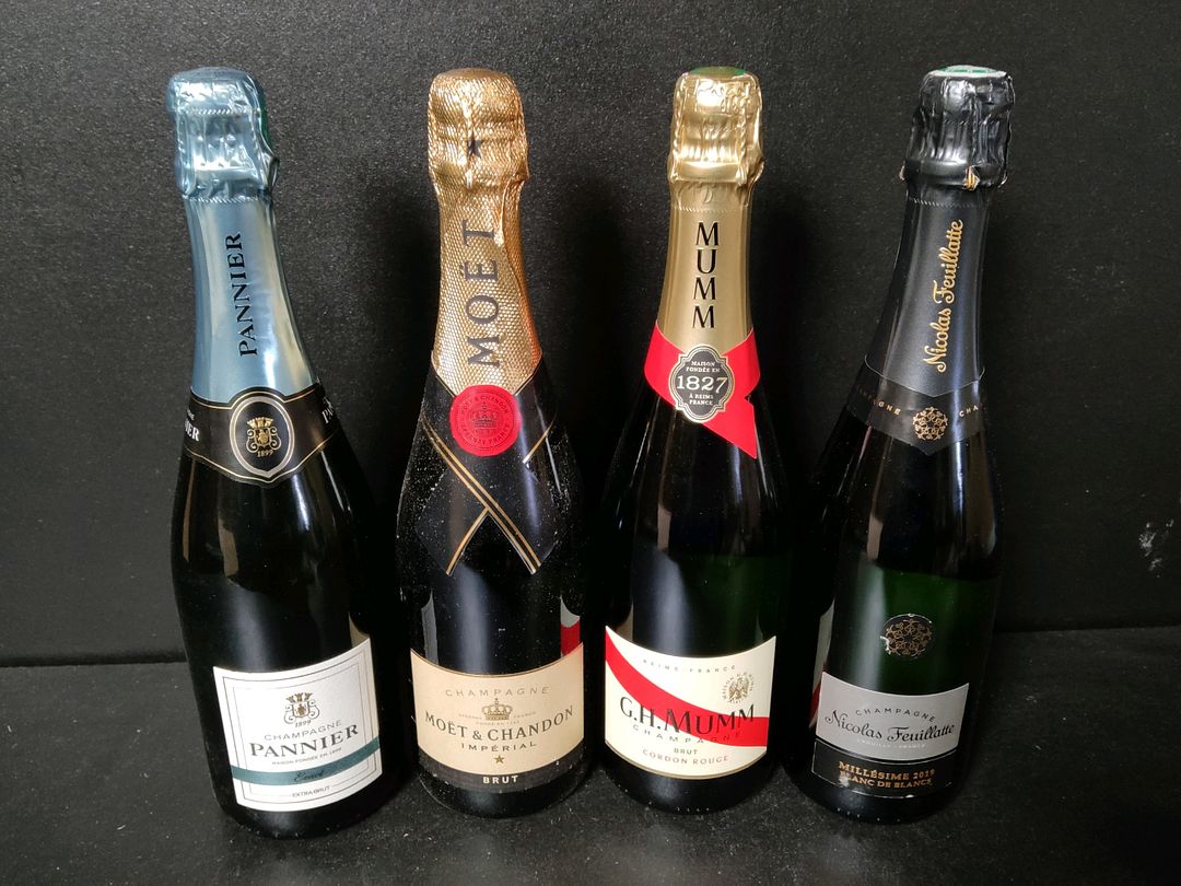 4 Bouteilles de Champagne dont : Moët & Chandon Impérial Brut, G.H.Mumm brut cordon rouge, Nicolas Feuillatte millésime 2019, Pannier Exact extra brut
