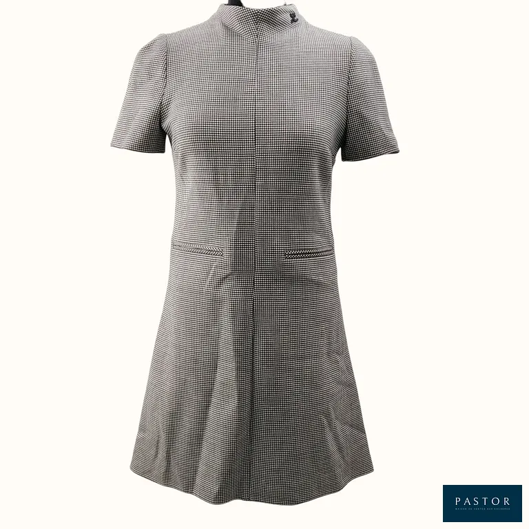 COURRÈGES. Robe courte en laine mélangée à motif pied-de-poule, col légèrement montant brodé du logo de la marque, fermeture zippée au dos, T.36. NEUVE avec étiquette - TVA Récupérable
