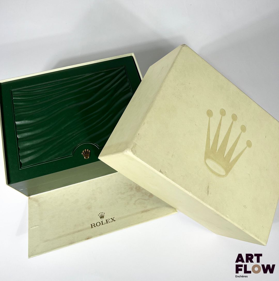 ROLEX Boîte et sur boîte, numérotée 32.00.02 20 x 15 x 8,5 cm Accidents, tâches