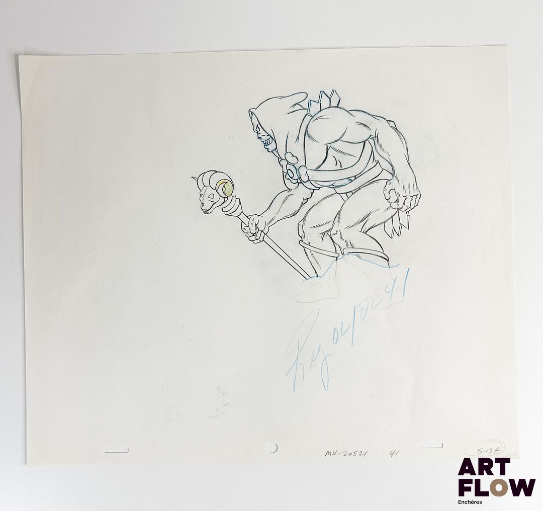 Les Maîtres de l’Univers (He-Man and the Masters of the Universe), d'après Lou Scheimer et Hal Sutherland Skeletor Dessin à la mine de plomb et crayon de couleur représentant Skeletor de face Animé américain d’après la série Les Maîtres de l’Univers (He-Man and the Masters of the Universe), créée par Lou Scheimer, Larry DiTillio et J. Michael Straczynski "Skeletor est le principal antagoniste de l’univers des Maîtres de l’Univers. Sorcier maléfique à la voix reconnaissable, il cherche sans cesse à s’emparer du Château des Ombres et à vaincre He-Man. Malgré ses plans machiavéliques, il reste un personnage culte mêlant menace, charisme et humour." Dimensions : 27 x 31,5 cm