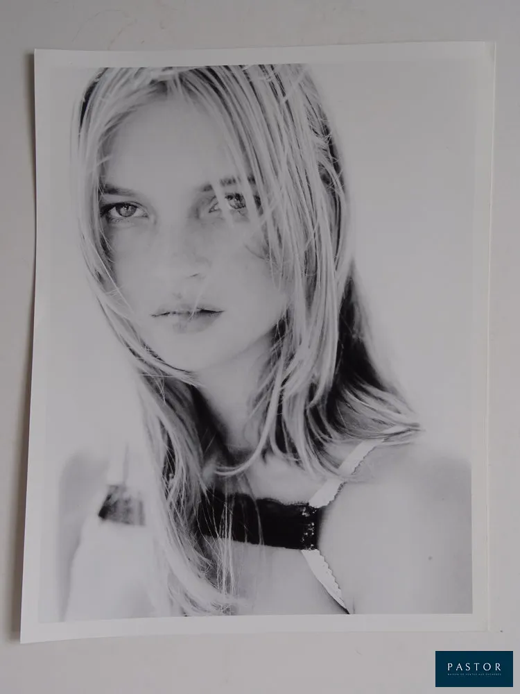Mario Testino
Kate Moss , circa 2000
  
  photographie
  Dimensions : 27 x 21 cm
  porte le cachet du photographe au verso
  Bon état, avec quelques légères marques de manipulation.
 Tampon du photographe au dos


Expédition obligatoire, jusqu'à 5 Lithographies dans votre colis pour 14,76€ TTC en France Métropolitaine, et 29,64€ TTC pour l'Europe