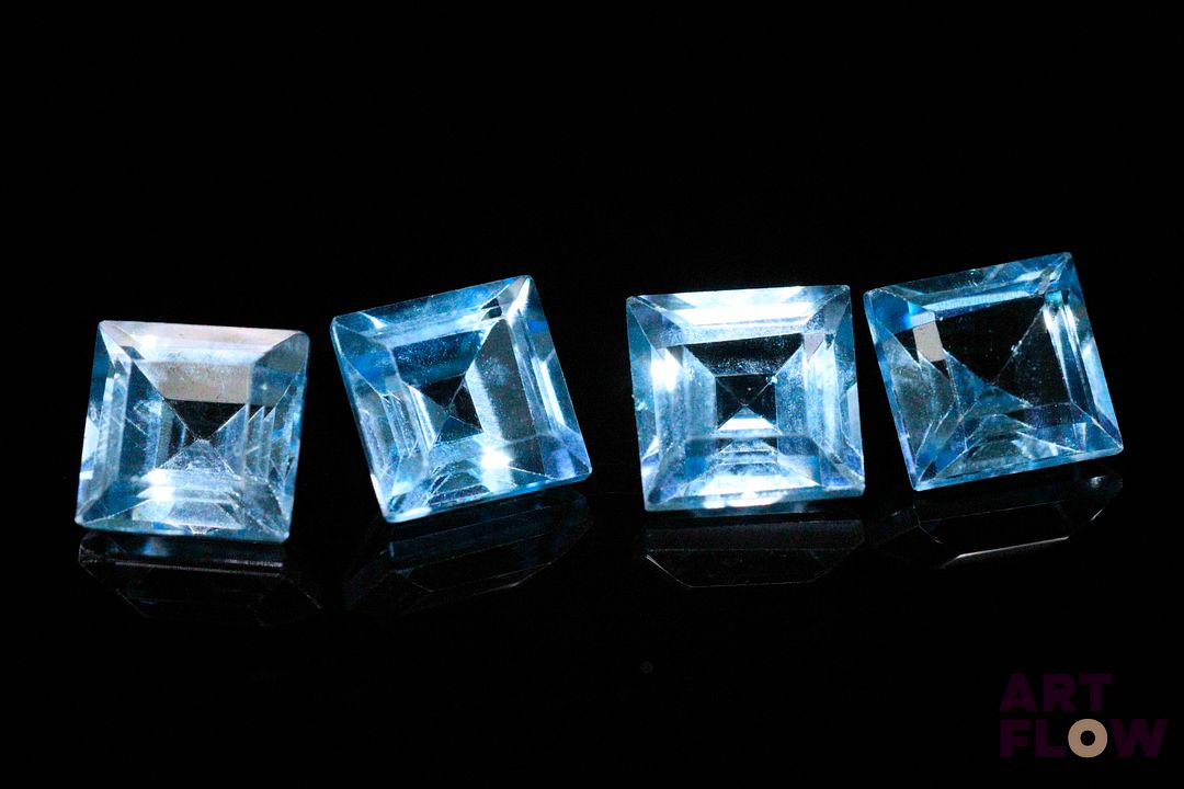 Quatre topazes bleues carrées à pans vifs. 9.45 cts. Dims. moy.: 7.0mm x 7.0mm