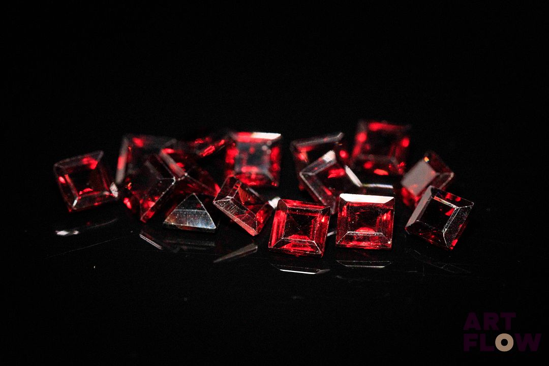 Quinze grenats carrés à pans vifs. Probablement Mozambique. 6.88 cts. Dims. moy.: 4.0mm x 4.0mm