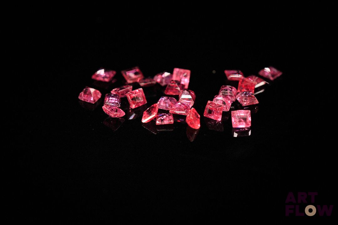 Vingt rubis carrés à pans vifs. 1.95 ct. Dims. moy.: 2.0mm x 2.0mm