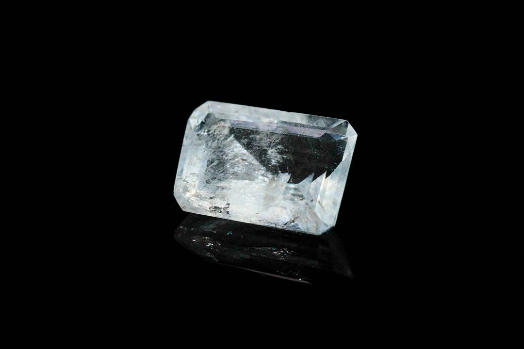 Aigue-marine rectangulaire à pans coupés. Jolie couleur, inclusions, non chauffée. 4.37 cts. 12.0mm x 8.5mm