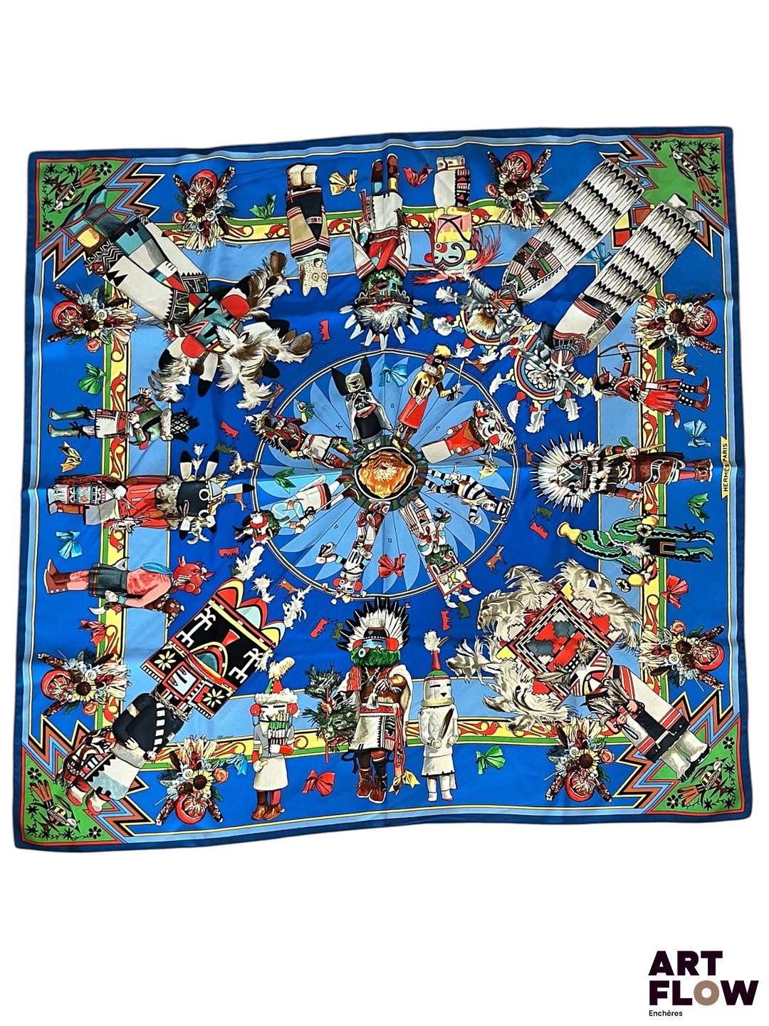 HERMÈS Modèle Kachinas Carré en twill de soie signé Kermit Oliver. 90 x 90 cm Dans sa boîte d'origine Petites tâches, fil tiré.