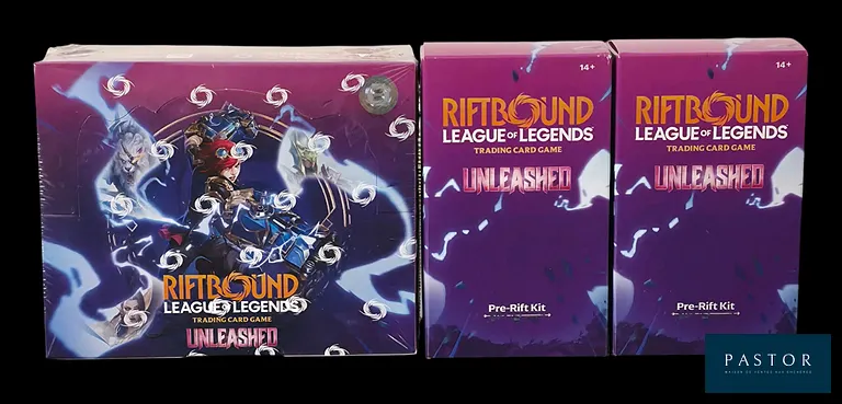Ensemble de 3 coffrets Riftbound League Of Legend scellés - 3ème serie "Unleashed", avec 1 display de 24 boosters et 2 Pré-Rift Event Kit contenant chacun 5 boosters et une carte Champion légendaire.
En anglais. - TVA Récupérable