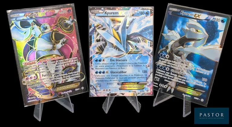 Réunion de 3 cartes Pokémon EX - 2 cartes Full Art.
Série du bloc XY : Origines Antiques.
Cartes en état global Excellent, en français.
Livrées sous bulles et toploaders.