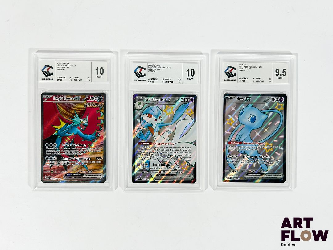 Ensemble de 3 cartes Pokémon gradées du bloc de série Écarlate& Violet : - Mew Ex 216/091 - Full Art shiny - Destinées de Paldéa - CCC 9,5 (Neuf +). - Gardevoir Ex 217/091 - Full Art shiny - Destinées de Paldéa - CCC 10 (Neuf +). - Rugit-Lune Ex 229/182 - Full Art Alternative - Faille Paradoxe - CCC 10 (Neuf +). Cartes en français.