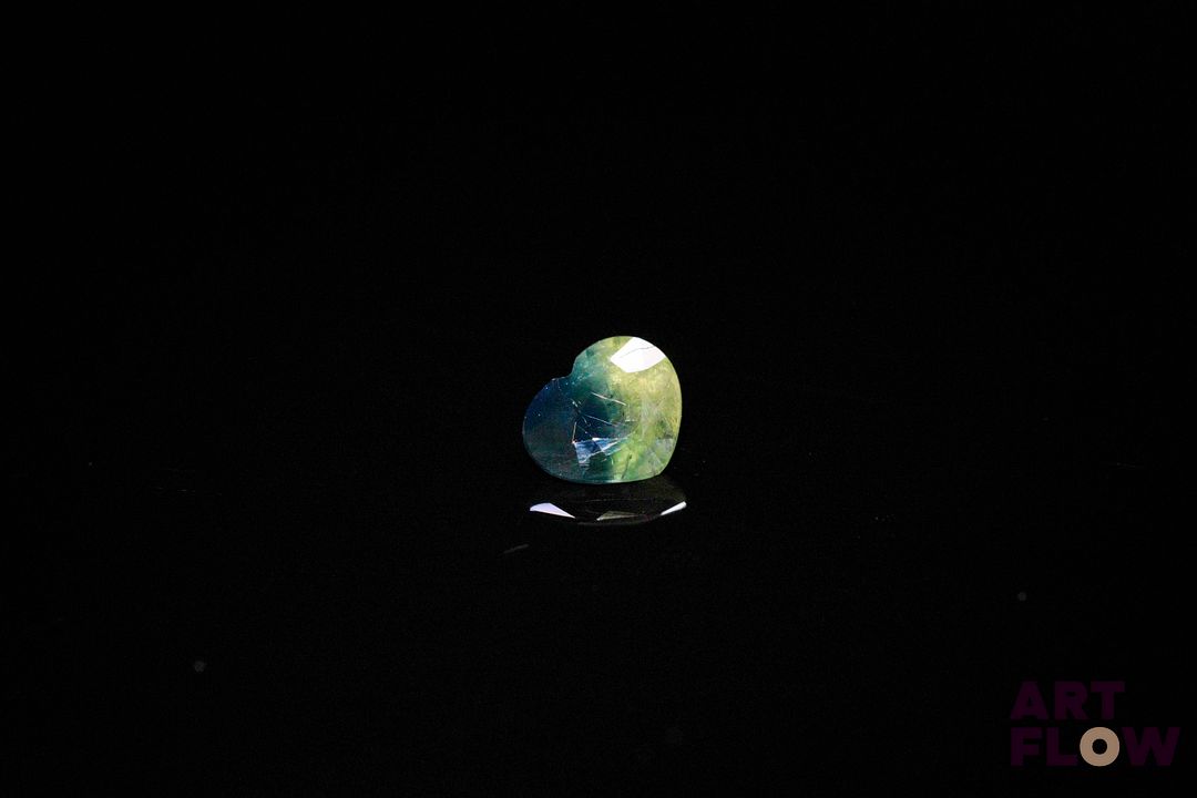 Saphir jaune coeur. Probablement Australie, color zoning bleu. 0.56 ct. 5.5mm x 5.0mm