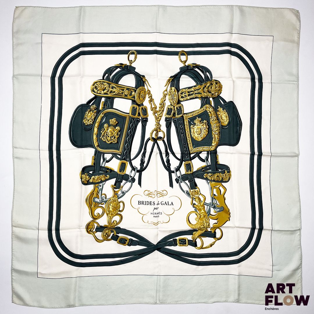 HERMES Modèle "Brides de Gala" Carré en twill de soie crème et vert pastel, d'après Hugo Grykar 90 x 90 cm