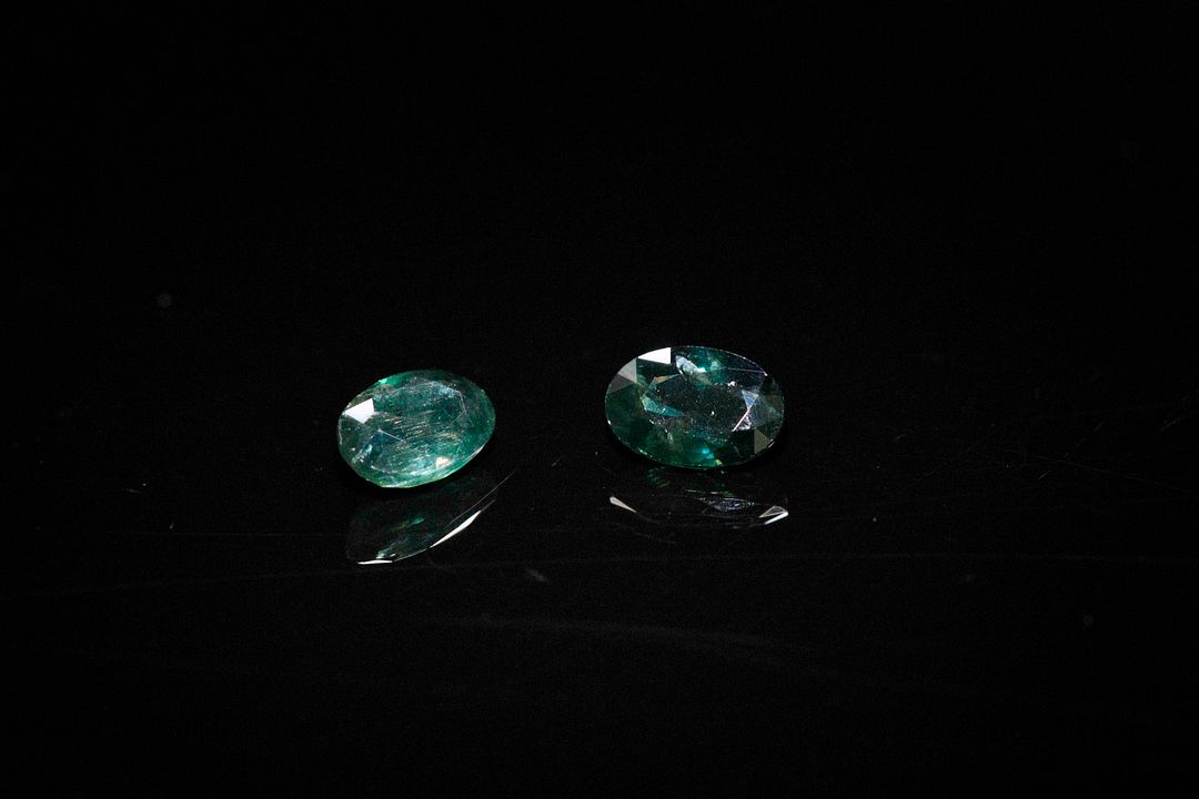 Appairage de saphirs verts ovales. Probablement Australie. 1.47 ct. Dims. moy.: 6.5mm x 4.5mm