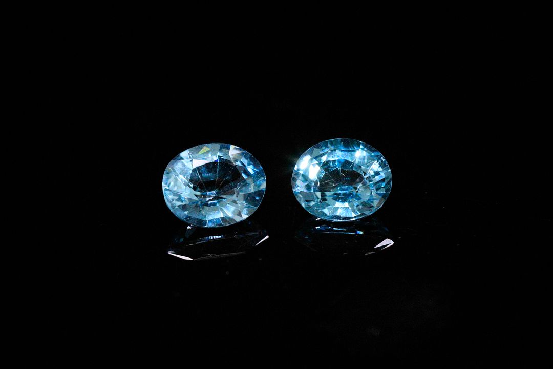 Appairage de topazes bleues ovales. 3.07 cts. Dims. moy.: 7.5mm x 6.5mm