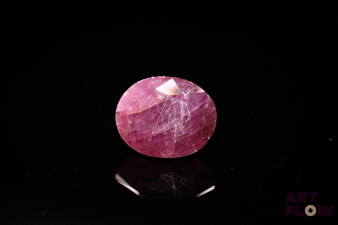 Rubis ovale. Inclusions, givres. 5.49 cts. 10.8mm x 8.9mm