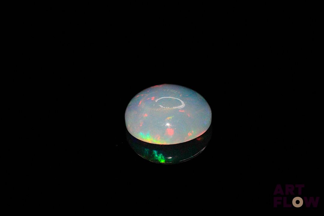 Opale cabochon rond. Belle couleur, beaux éclats de couleur. 2.36 cts. 11.0mm