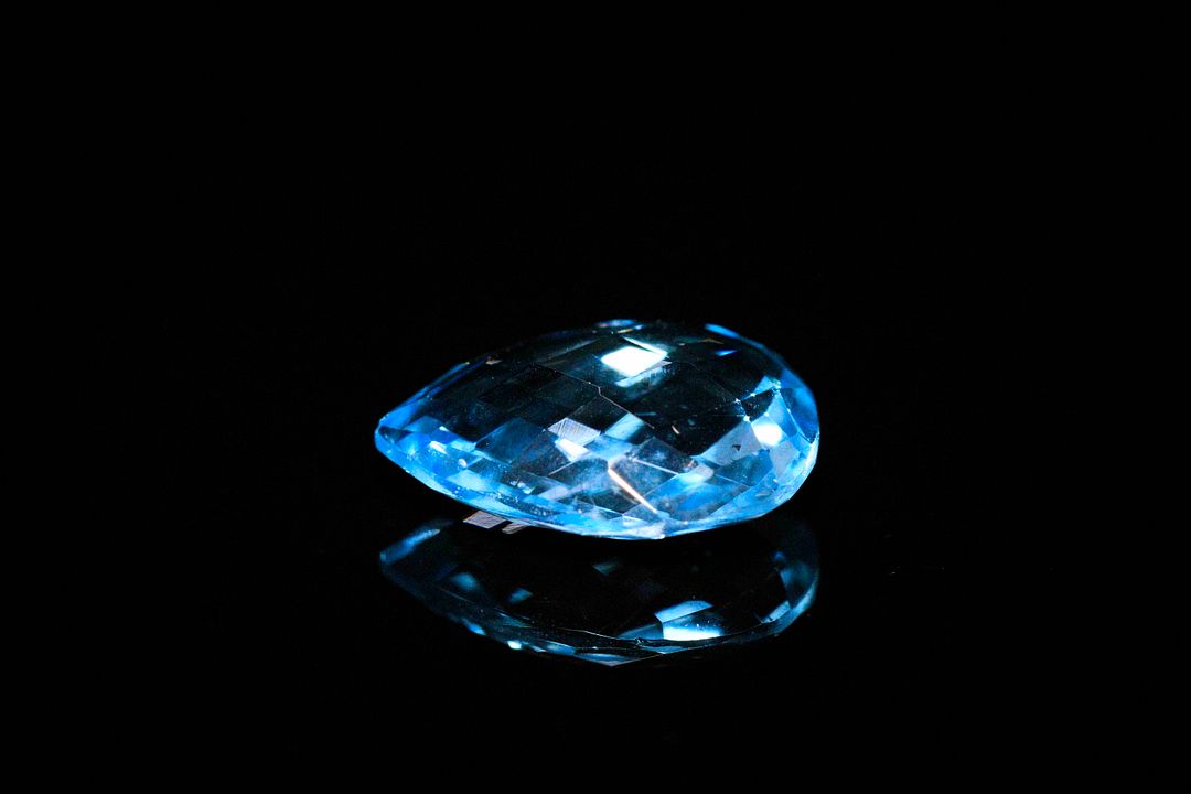 Topaze «swiss blue» poire briolette. 5.94 cts. 14.0mm x 10.1mm