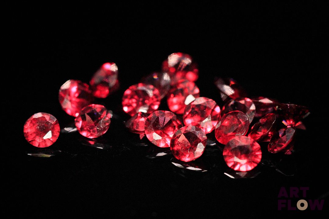 Vingt grenats rhodolites ronds. Jolie couleur. 8.04 cts. Diam. moy.: 4.5mm