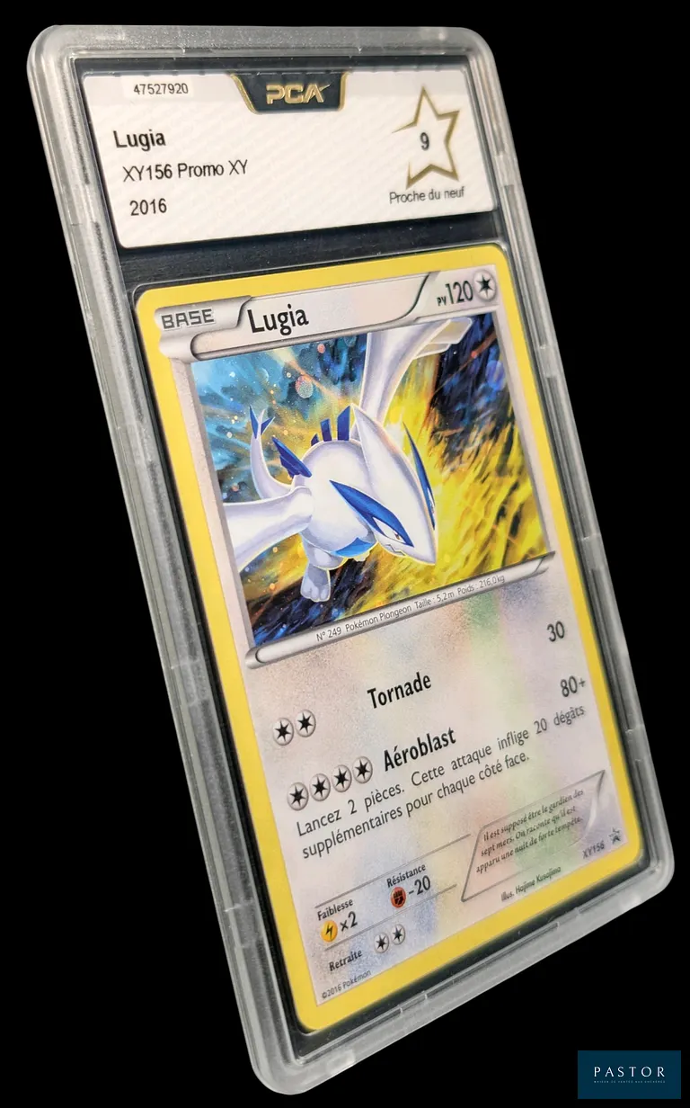 Carte Pokémon gradée Lugia XY156 – Holographique – PCA 9.
Série du bloc XY : Promotionnelle.
Carte en état Proche du neuf (PCA 9), en français.