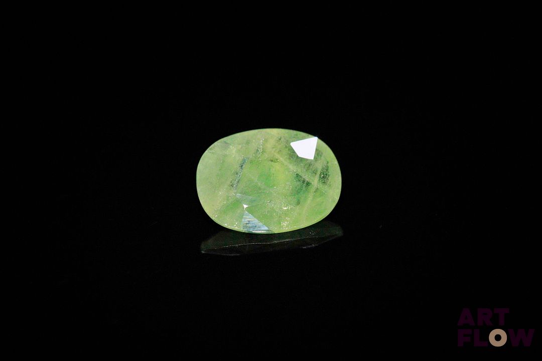 Saphir vert fumé ovale. 2.62 cts. 11.0mm x 8.5mm