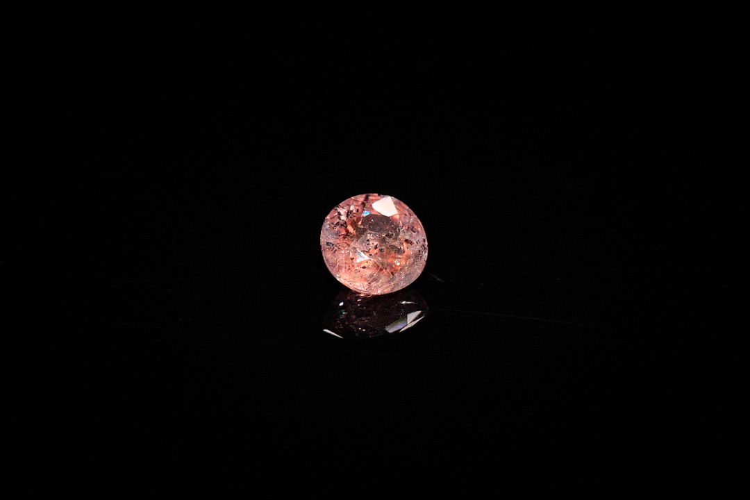 Saphir rose rond. Probablement Madagascar, inclusions, non chauffé. 0.95 ct. 5.5mm