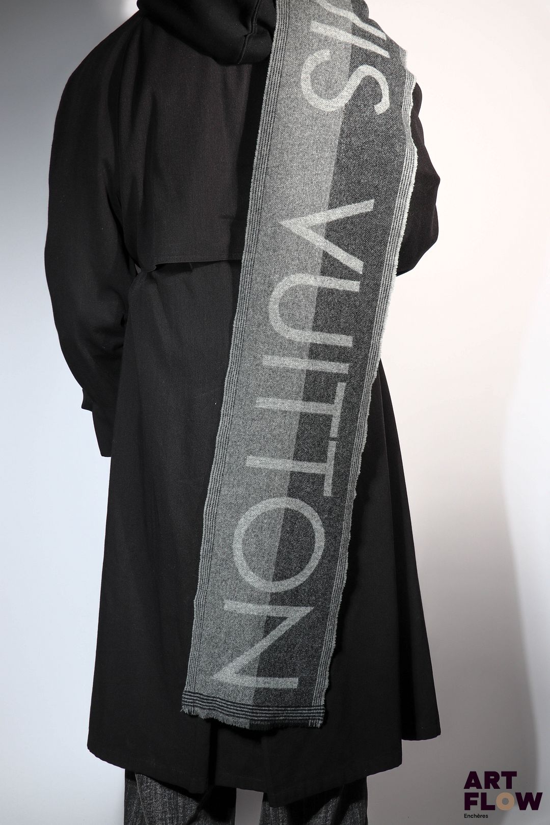 LOUIS VUITTON Écharpe en laine et cachemire dans les tons gris 144 x 25 cm