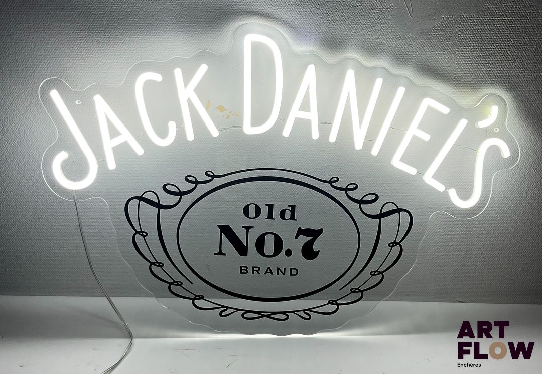 Enseigne lumineuse publicitaire sur plexiglas Jack Daniels. Dimensions : 39 x 60 cm Fonctionnelle - État général excellent. Fourni avec son alimentation murale.