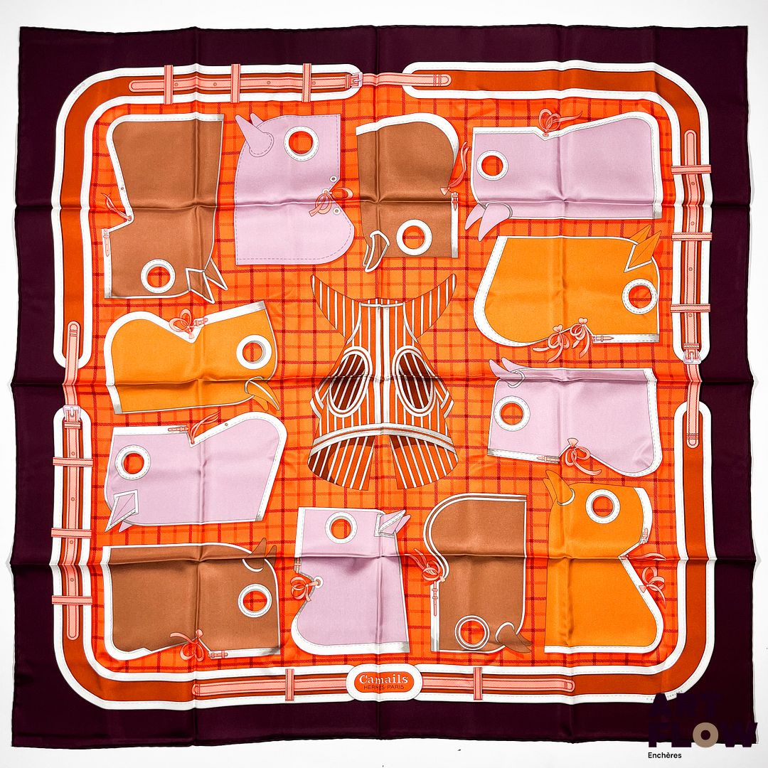 HERMES Modèle "Camails" Carré en twill de soie dessiné par Françoise de la Perrière. 90 x 90 cm Dans ses plis d'origine Très bon état général.