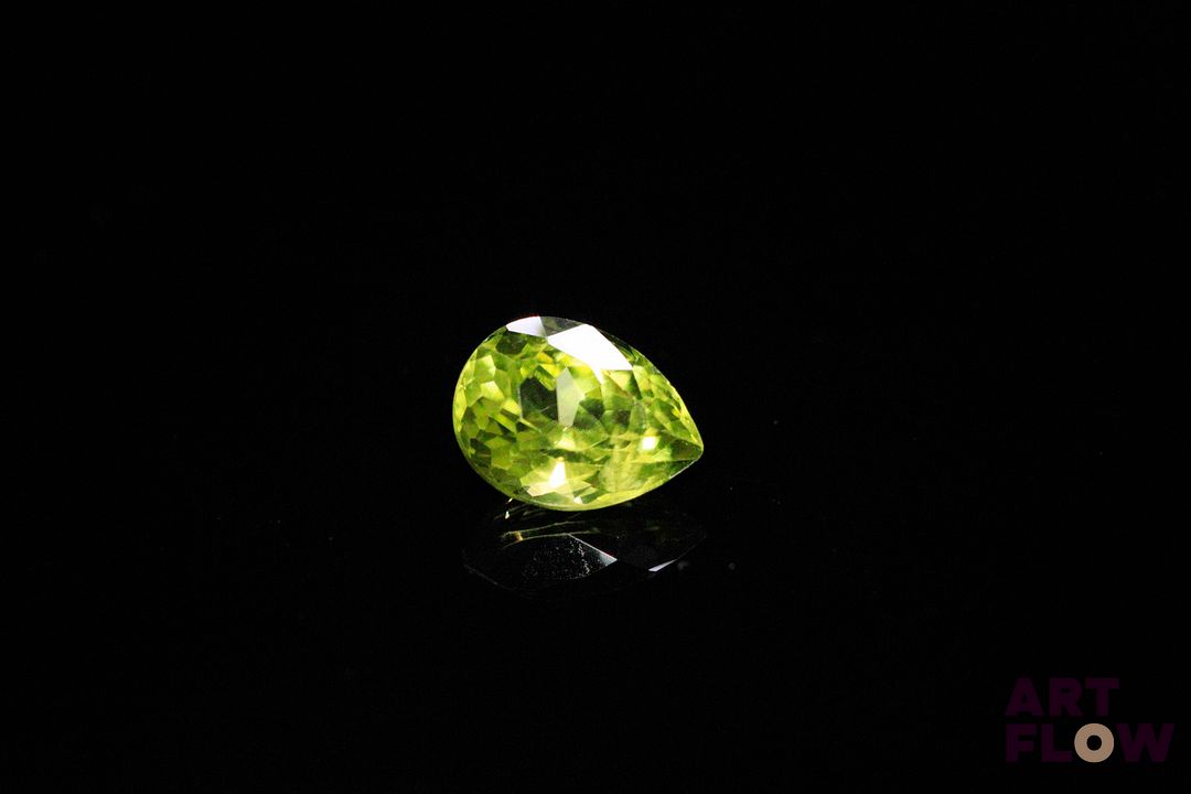 Péridot poire. Belle couleur. 1.56 ct. 8.4mm x 6.3mm