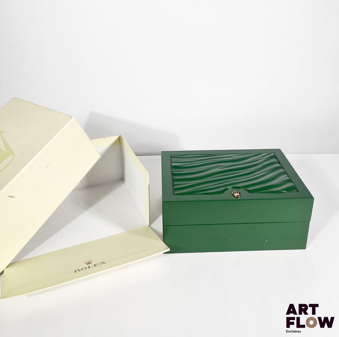ROLEX Boîte et sur boîte, numérotée 31.00.64 8 x 18 x 13 cm En l'état (importantes traces et usures surla sur boîte notamment)