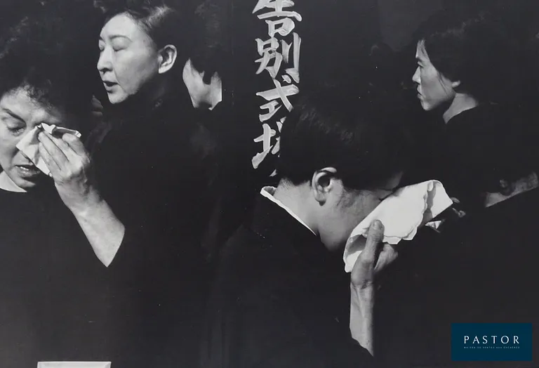 Henri Cartier-Bresson
Pleurer

Photolithographie, imprimée en 1979

y compris le passe-partout 40x30cm
image 26 x 17 cm
Porte un tampon au dos : Henri Cartier-Bresson 1979
Photolithographie sur feuille unique réalisée pour le portfolio japonais de 1979


Expédition obligatoire, jusqu'à 5 Lithographies dans votre colis pour 14,76€ TTC en France Métropolitaine, et 29,64€ TTC pour l'Europe