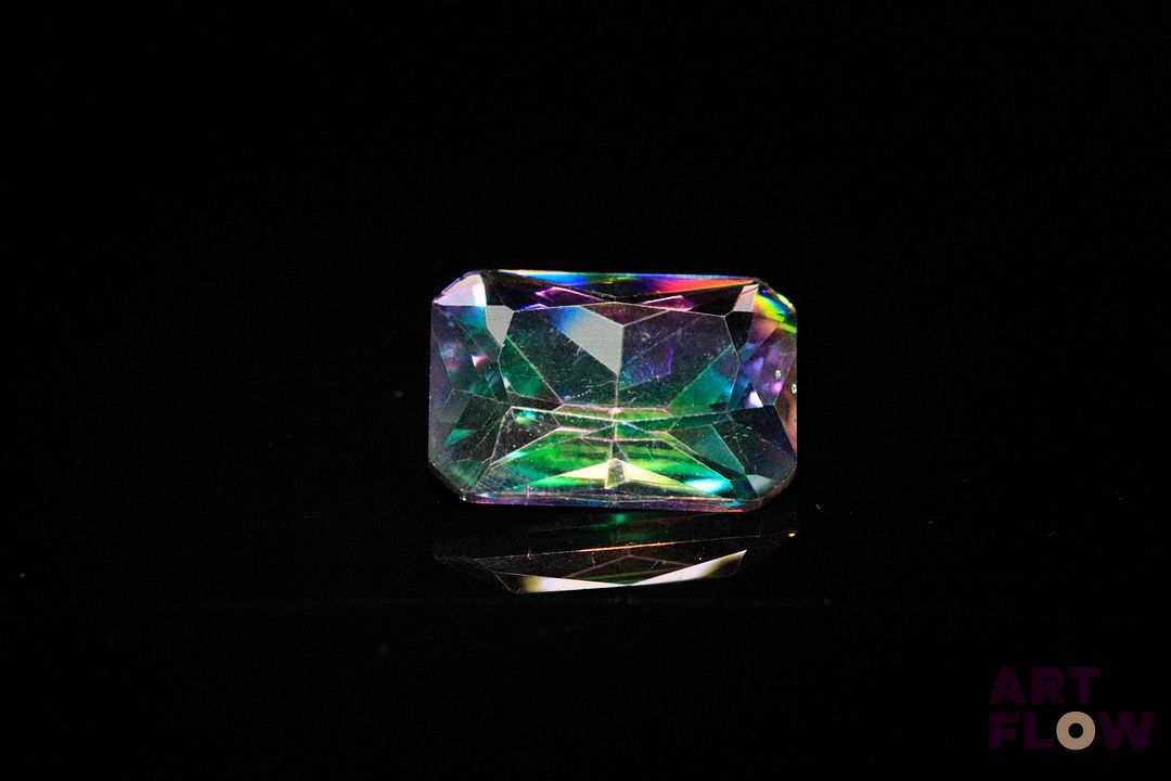 Topaze «Mystique» rectangulaire fantaisie. Traitement de surface. 4.66 cts. 14.0mm x 10.0mm