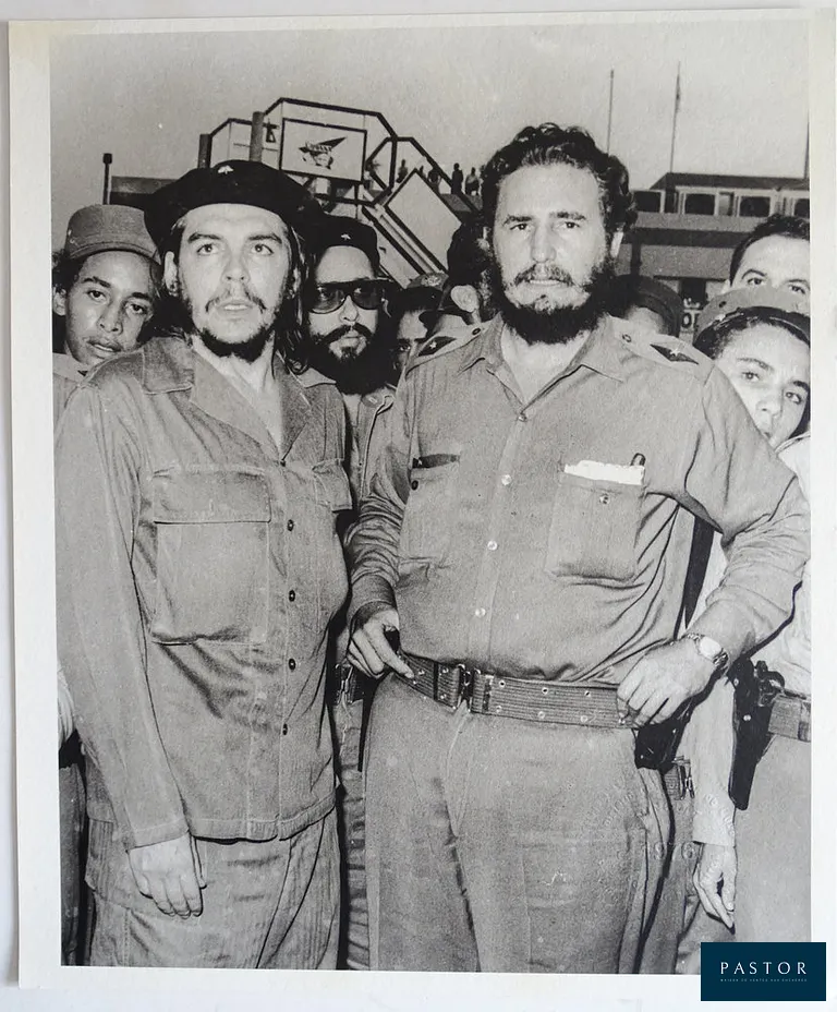 Perfecto Romero 
Che et Fidel 

tirage argentique ultérieur Certificat d'authenticité signé à la main Timbres secs, 1976 Bon état, légères marques de manipulation, légère tache jaune dans le coin supérieur gauche 25x20cm


Expédition obligatoire, jusqu'à 5 Lithographies dans votre colis pour 14,76€ TTC en France Métropolitaine, et 29,64€ TTC pour l'Europe