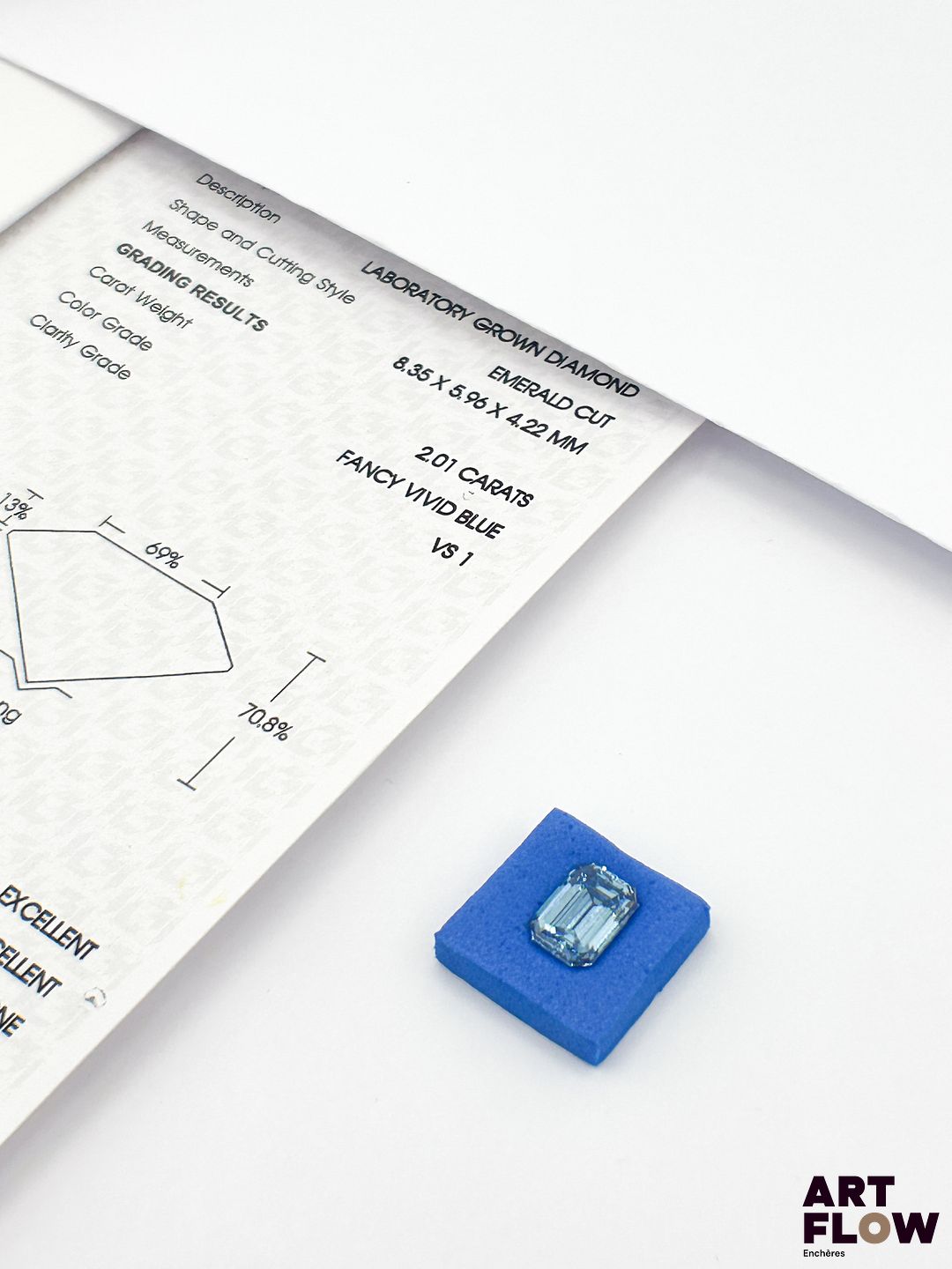 Diamant de synthèse taille émeraude de 2,01 carats. Accompagné d'un certificat de laboratoire de l'IGI (international gemological Institute) précisant : Fancy vivid blue, VS 1