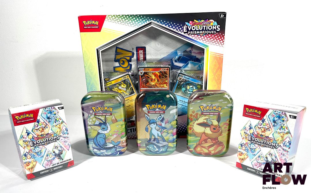 POKEMON Un ensemble EV8.5 comprenant : - 1 coffret collection poster EV8.5 Évolutions Prismatiques - 3 Pokemon mini tins scellées (1 scellage légèrement endommagé) - 2 bundles scellées de 6 boosters Évolutions prismatiques (1 boîte légèrement endommagée)