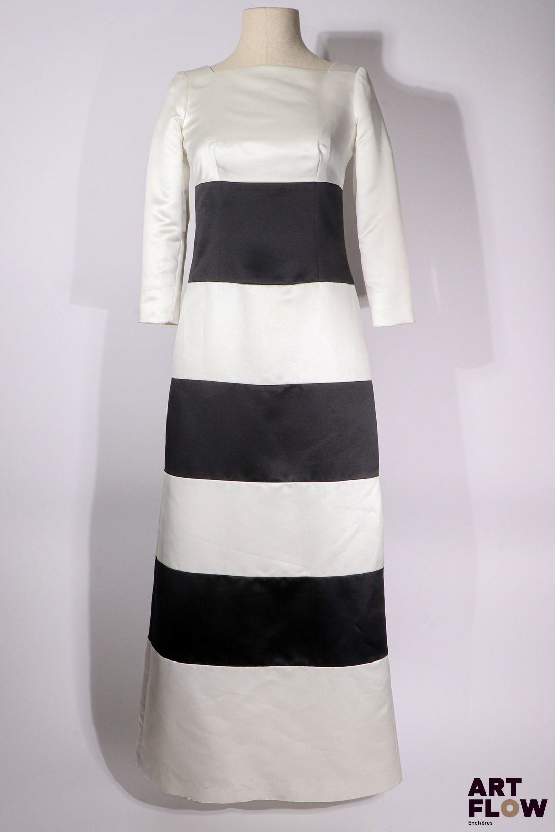 BALENCIAGA - Le Dix - Circa 1980 - Robe en satin blanc et noir à larges rayures, encolure carrée devant et dos, manches 3/4 - taille présumée 36 - Très bon état général