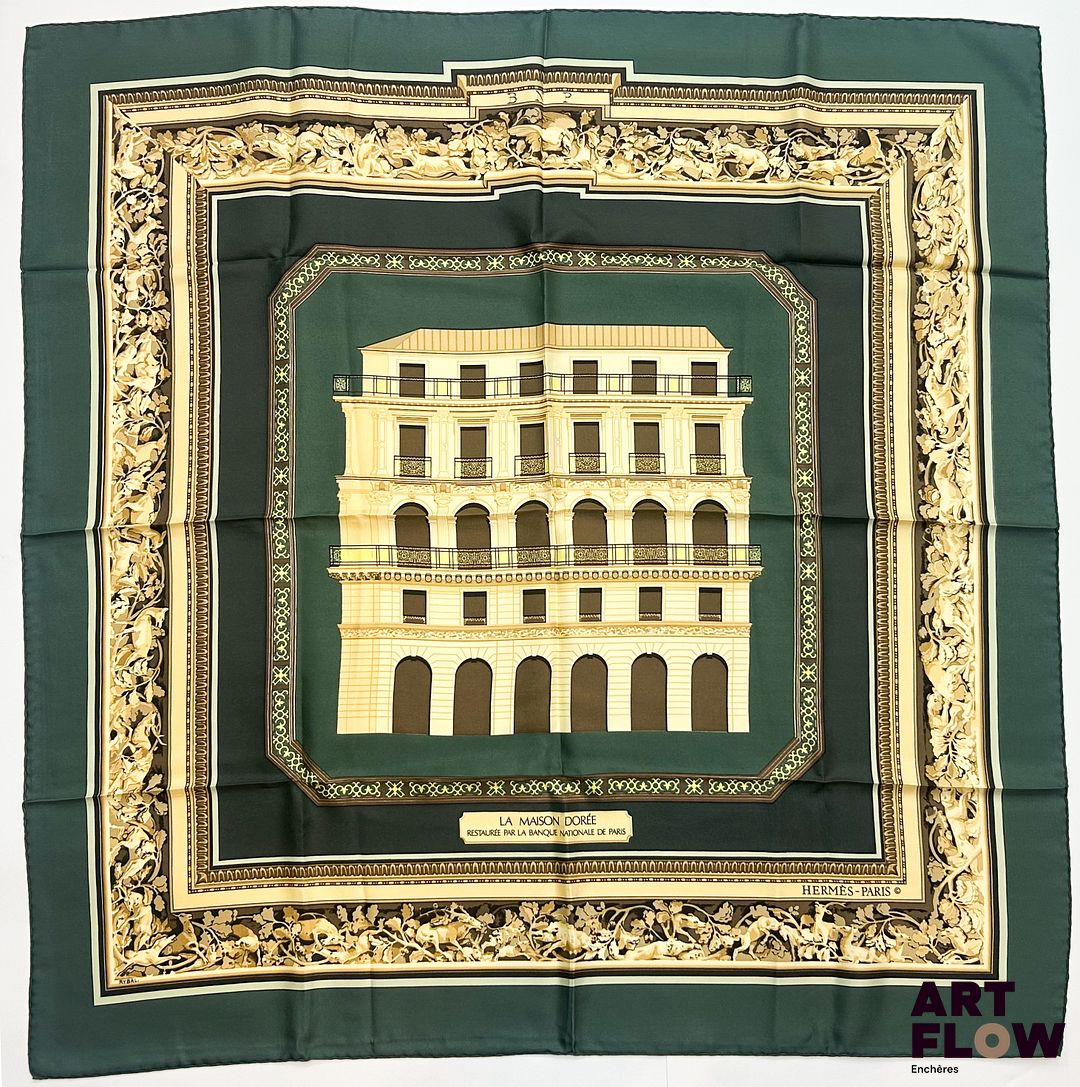 HERMÈS Paris Modèle La Maison Dorée restaurée par la banque nationale de Paris d'après un dessin de Rybal Carré en twill de soie dans les tons verts Edition spéciale de 1976 Dimensions : 90 x 90 cm Dans ses plis et sa boîte d'origine Bibliographie : Genevieve Fontan, Carrés d'art, Dictionnaire illustré des carrés Hermès valeur, 2025