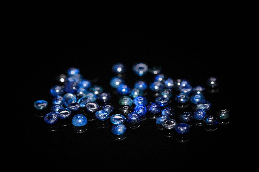 Soixante saphirs ronds. 4.10 cts. Diam. moy.: 2.2mm